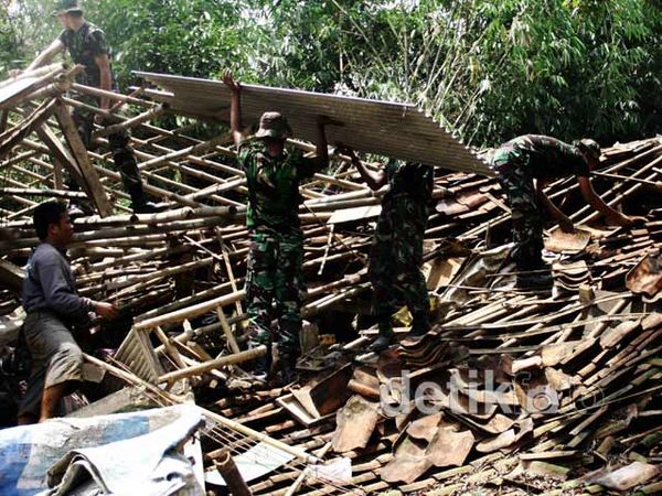 Evakuasi Rumah Korban Tanah Longsor