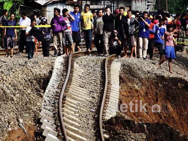 Rel Longsor Jadi Tontonan Warga 