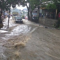 Hujan Deras, Jalanan di Bandung Bak Sungai
