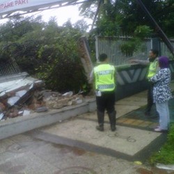 Bruk! Tembok di Taman Cikapayang Ambruk