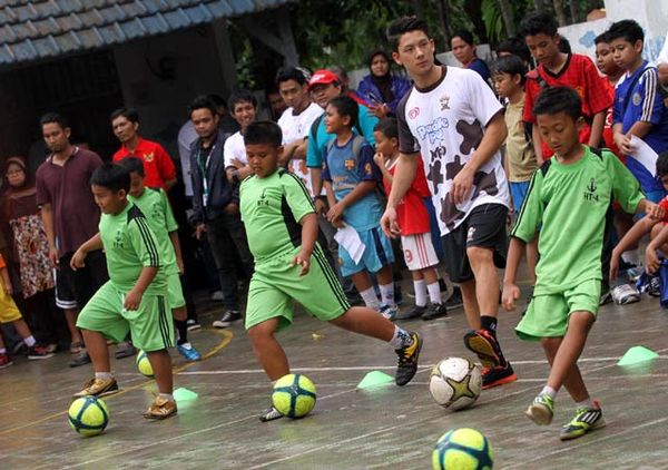 Kim Kurniawan Latih Siswa SD