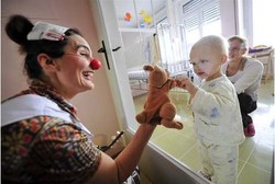 Dokter Badut Hidung Merah Sembuhkan Pasien dengan Canda Tawa