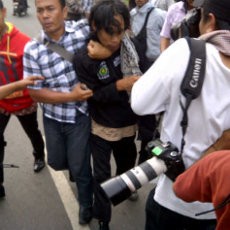 Bawa 2 Botol Cairan Misterius, 2 Orang di Demo Pro Palestina Ditangkap