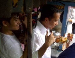  Jokowi Belanja Sepatu & Kemeja di Pasar Kaget Masjid Sunda Kelapa