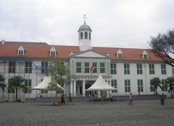 Nyonya Tua yang Semakin Genit Bersolek