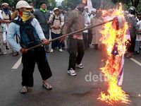 Pendemo Anti Israel Bakar Bendera AS di Jakarta