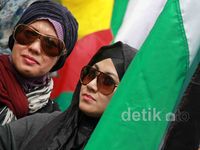 Wajah-wajah Cantik Nyempil di Pendemo Anti AS