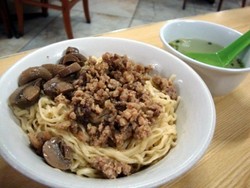 Menggoyang Lidah dengan Mie Ayam Spesial Tropik