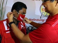 Asyik Petugas TransJ Dapat 5.000 Masker