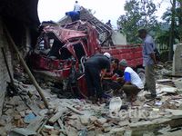 Truk Terjang Dua Rumah di Pacet