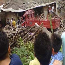 Truk Terjang Dua Rumah di Pacet, 3 Orang Luka Berat