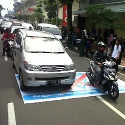 Kendaraan Gilas Bendera Israel di Depan Gedung Merdeka