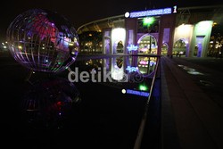 Hingga menjelang malam pun, stadion terlihat lengang.