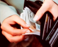 Babysitter Terlihat Baik & Telaten, Ternyata Suka Mencuri