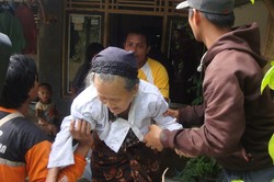 Banjir Cilacap, Tim SAR Evakuasi Nenek dan Bayi