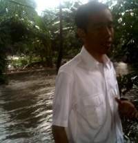 Jokowi Kucurkan Rp 25 Juta Perbaiki Tanggul Jebol di Kampung Makasar