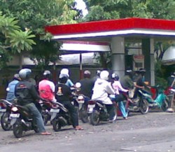 Jero Wacik: Harga BBM Premium Idealnya Rp 8.000/Liter