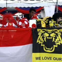 Atribut Malaysia dan Indonesia Paling Banyak Dijual, Loket Masih Sepi