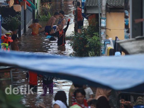 Banjir Masih Rendam Kampung Pulo