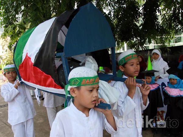 Anak Yatim Peringati Lebaran Dengan Aksi Damai Kecam Agresi Israel  