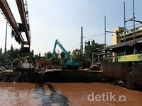 Sampah di Pintu Air Manggarai Terlihat Berkurang 