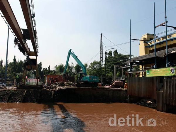 Sampah di Pintu Air Manggarai Terlihat Berkurang 