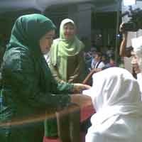 Jadi Rebutan Partai untuk Calon Gubernur Jatim, Khofifah Hanya Tersenyum