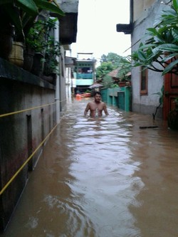 6 RT di Kampung Apung Terendam Air Pasang Berwarna Hitam