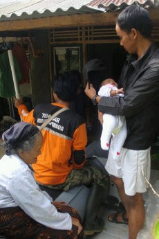 Ratusan Lansia dan Bayi Diungsikan Akibat Banjir di Cilacap