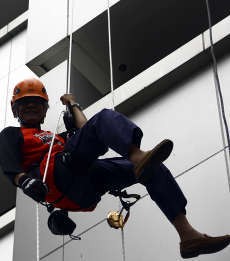 Bentangkan Spanduk, Erry Riyana Meluncur dari Atap Gedung KPK