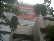 Spanduk Raksasa Berani Jujur Hebat Dipasang di Gedung KPK