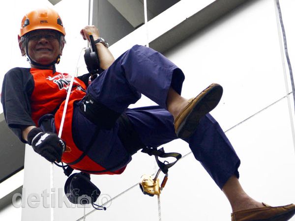 Erry Riyana Ikut Bergelantungan untuk Spanduk KPK