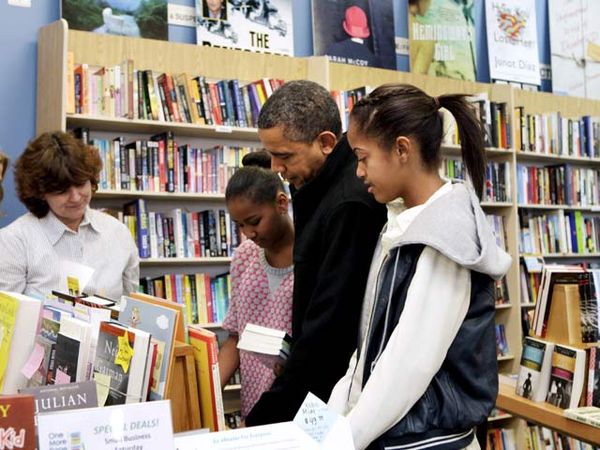 Akhir Pekan, Obama Ajak Anaknya ke Toko Buku