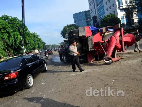 Truk Molen Adhimix Terguling di Tugu Tani