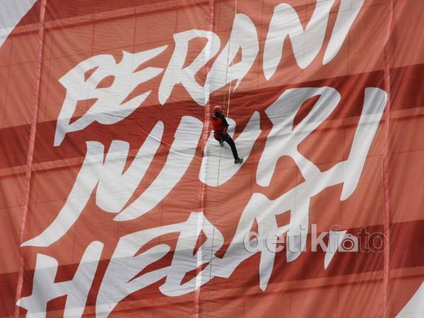 Spanduk Raksasa Selubungi Gedung KPK