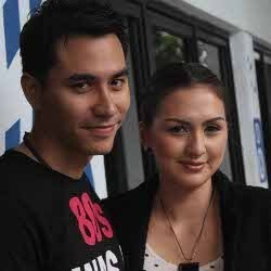 Darius Sinathrya Siap Orbitkan Donna Agnesia Jadi Penyanyi