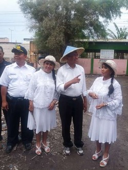 Dahlan Acungkan 2 Jempol untuk Pengabdian Ibu Guru Kembar