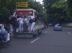 Catat! Aksi Pelajar Ini Naik Kopaja Jangan Ditiru