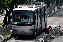 Diseruduk TransJ, Pemotor Terjatuh Hingga Masuk Kolong Bus