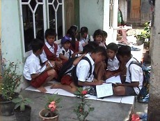 Jembatan Putus Hampir Setahun, Siswa SD di Garut Bersekolah di Rumah