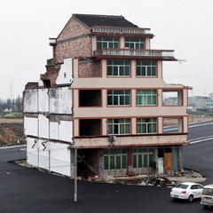 Aneh, Ada Rumah di Tengah-tengah Jalan