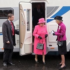 Ratu Elizabeth II Terpesona Karavan Mewah