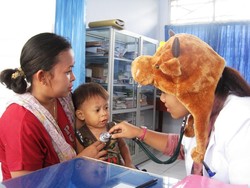 dokternya lucu pake topi sapi
