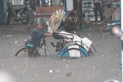 Menolongku Saat Terjebak Banjir