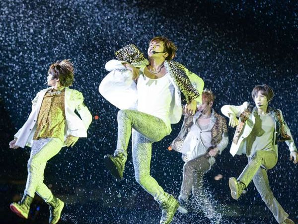 Hujan Warnai Konser di Atas Air SM Town Singapura