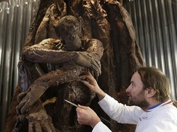 Jelang Natal, Pohon Raksasa dari Cokelat Hadir di Paris