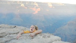 Beredar, Foto Gadis Pura-pura Jatuh dari Grand Canyon
