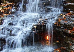 Api Menyala di Air Terjun, Kok Bisa?