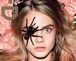 Hiii..Model Cantik Pose dengan Tarantula Menempel di Mata