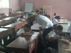 Kehujanan, Dahlan Pakai Caping Kunjungi Sekolah Anak Miskin